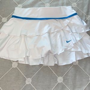 WHITE NIKE TENNIS SKIRT SIZE SMALL
